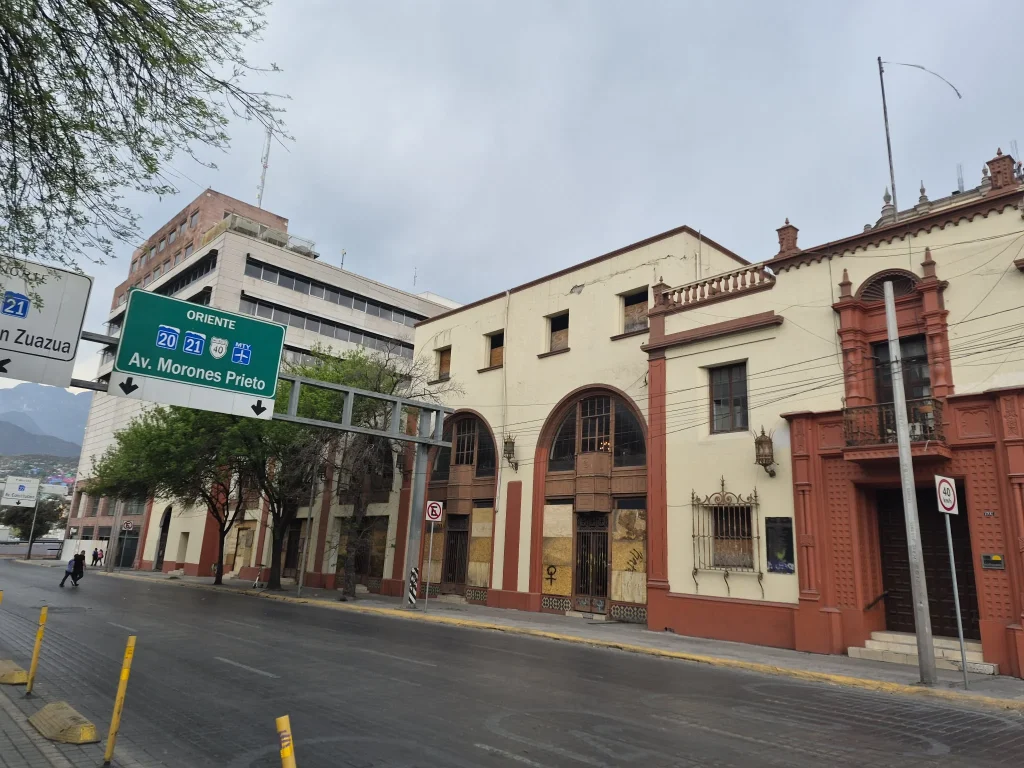 Comienzan a blindar edificios en Monterrey por marcha del 8M 1 646942175 3201722683332514 3150093866628142479 n