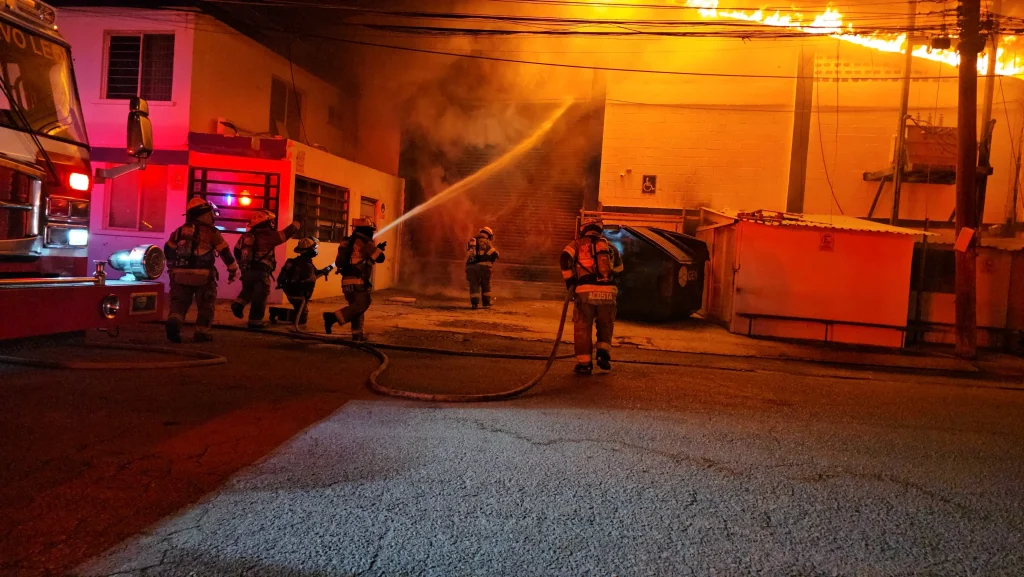 Incendio consume tres bodegas en Monterrey 3 647071771 1463089945189725 8134946055391810995 n