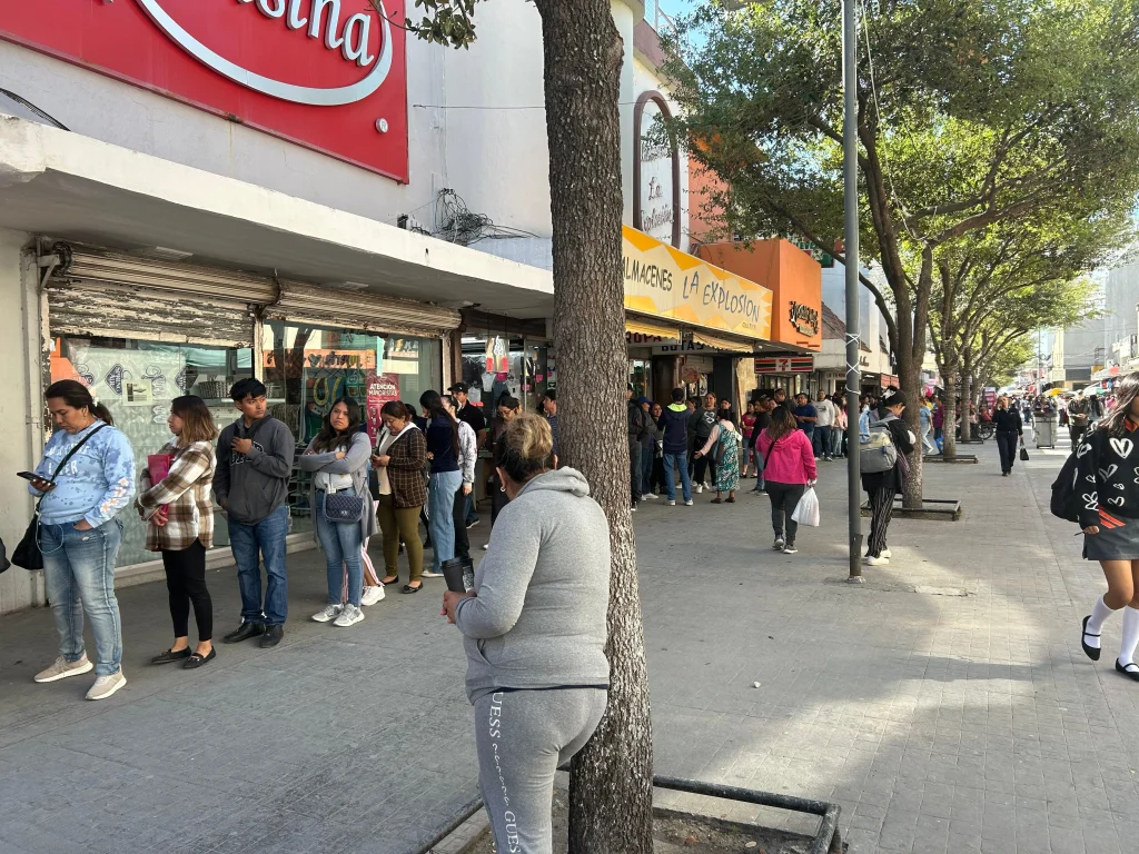 Continúan largas filas en oficinas de Bienestar Social por becas de titulación 1 647082634 1291697089565185 2358754742984370482 n