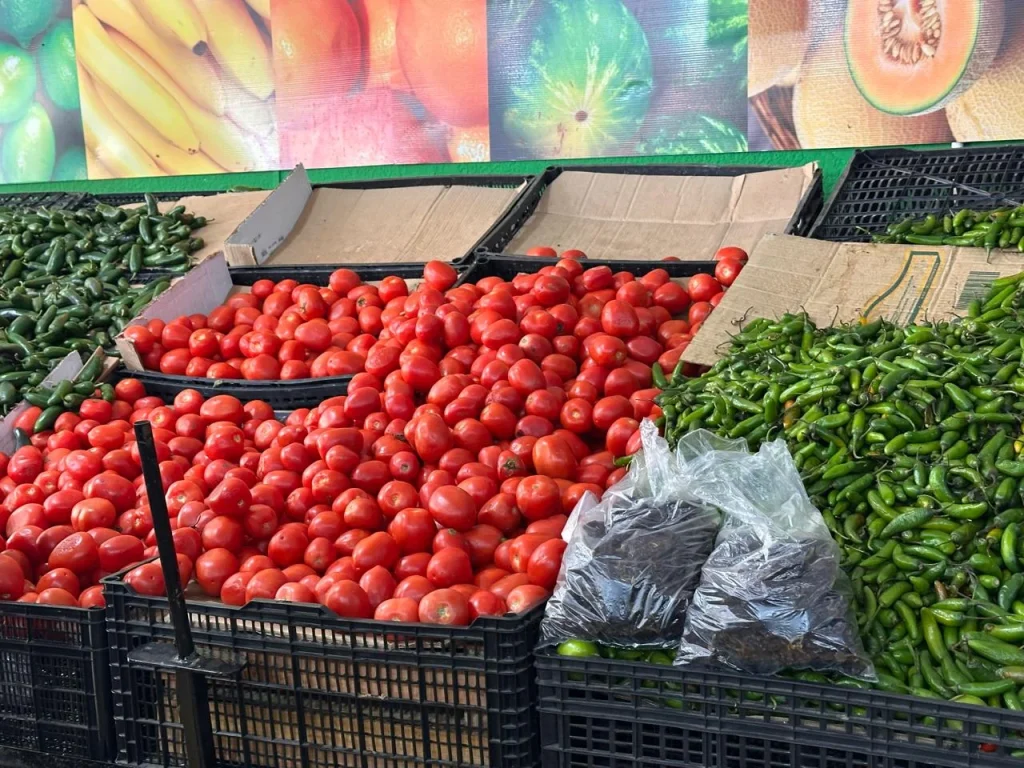 A la alza precio del tomate en mercado del ‘Centralito’ 2 647531252 785068214661076 7637726059671726329 n