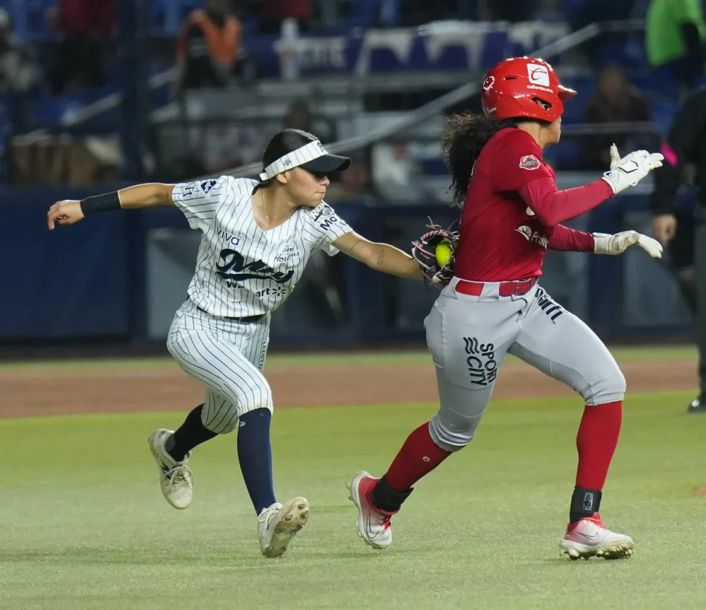Vence Sultanes a Diablas en el primer juego de Serie de la Reina 11 649657778 1238059085105396 1645703452399433429 n