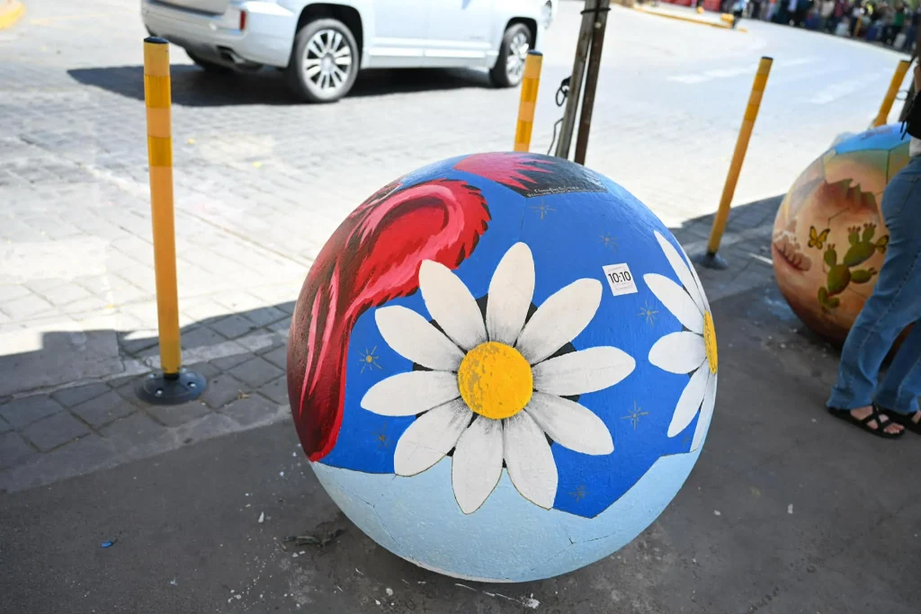 Artistas locales intervienen 31 balones en Monterrey 2 652876726 1140747574786507 5601313692380335683 n