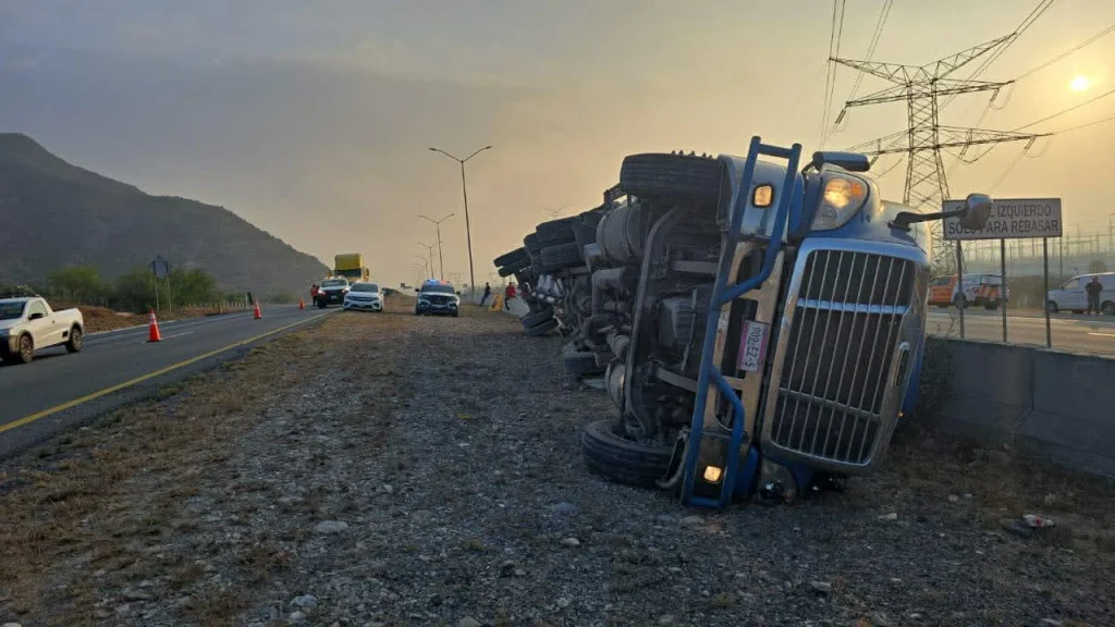 Se vuelca tráiler de 20 toneladas en Santa Catarina 3 654638339 1603638834260167 7823797361636323830 n