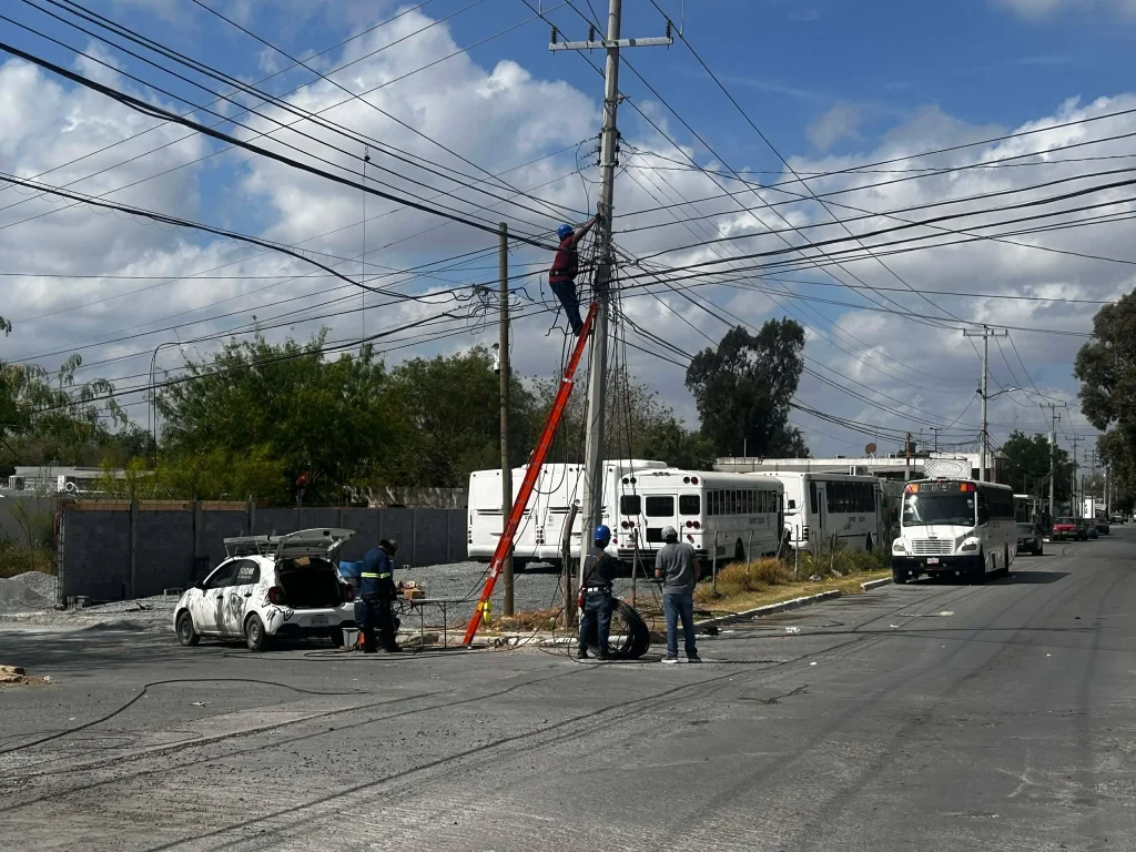 Restablecen servicio eléctrico en Las Cumbres tras caída de postes 1 656151722 1654773482329937 3831565042382041742 n