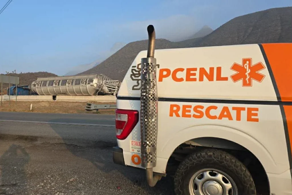 Se vuelca tráiler de 20 toneladas en Santa Catarina 2 656249648 1495856135394967 2137152846738369418 n