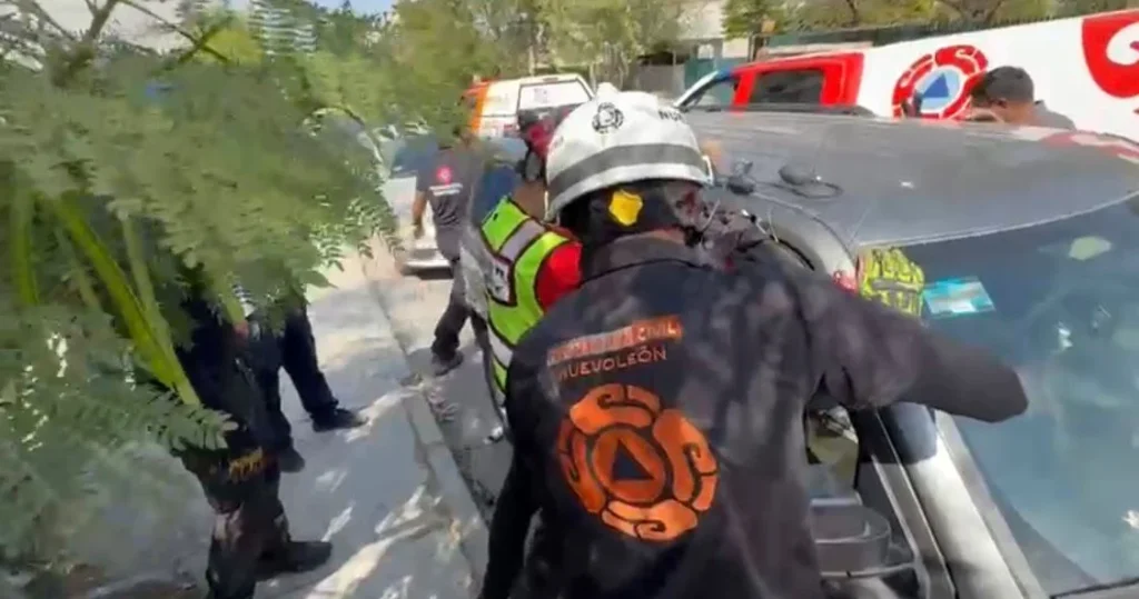 Rescatan a bebé atrapado dentro de una camioneta en Monterrey 3 659644831 1907919759838471 8485782703500041754 n