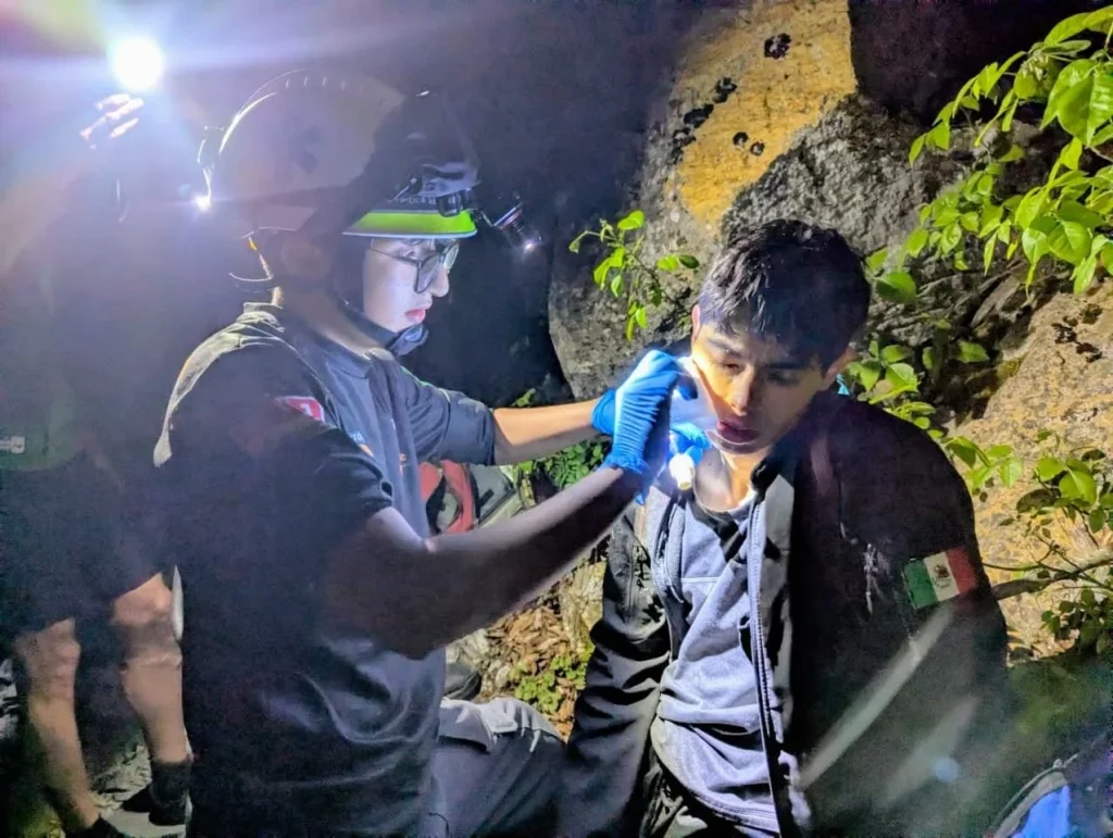 Rescatan a otro senderista en el Cerro de la Silla 1 659683823 1972147154177179 3620359526931889933 n