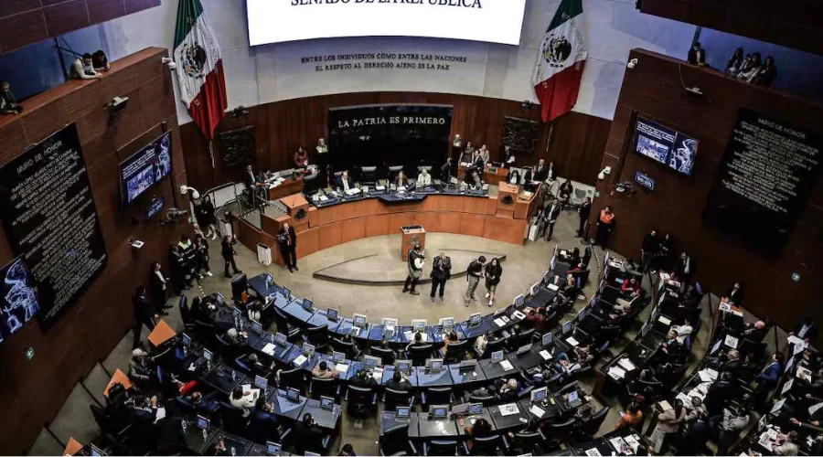A causa de que el dictamen del Plan B aún se encuentra en revisión técnica, la sesión de las comisiones unidas de la Cámara de Senadores, donde iba a discutirse y votarse, no se celebrará el lunes