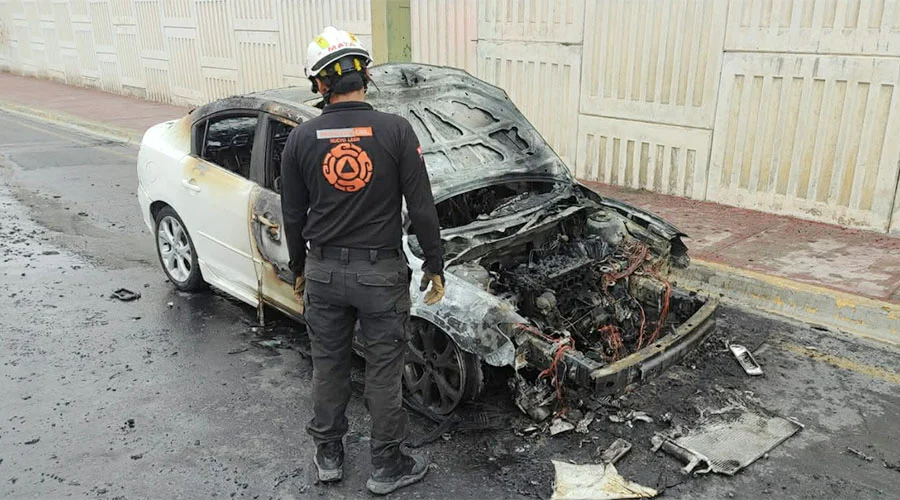 AUTO QUEMADO 1a