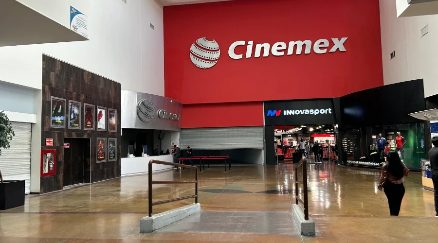 ¿El cine revive?: su regreso en la era digital 1 Aunque en redes sociales trascendio que la apertura se realizo el sabado fue hasta el domingo cuando el cine inicio oficialmente operaciones. La cartelera incluye peliculas como Scream 7 Hoppers