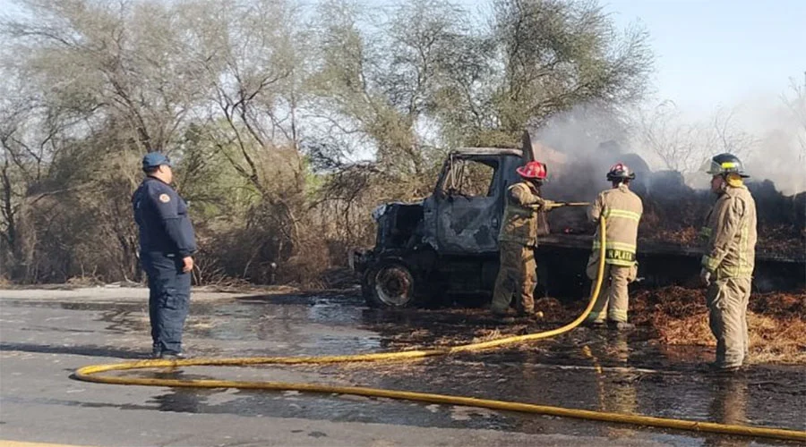 Incendio de camión provoca congestionamiento en carretera Reynosa–Monterrey 1 CAMIONETA 34