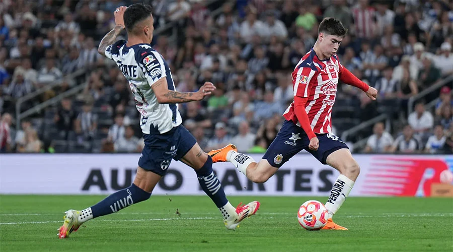 Reacción tardía evita humillación; Chivas vence 3-2 a Rayados 2 CHIVAS 2bb