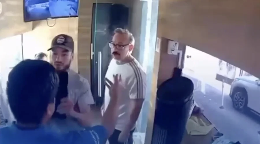 Captan a supuesto boxeador golpeando a guardia de seguridad 1 Captura de pantalla 2026 03 12 a las 10.05.27 a.m