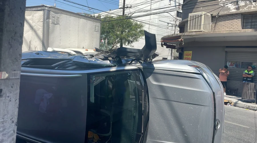 Dos conductores lesionados fue el saldo que dejó un choque volcadura durante esta mañana en el centro de Monterrey, informó Protección Civil Nuevo León.