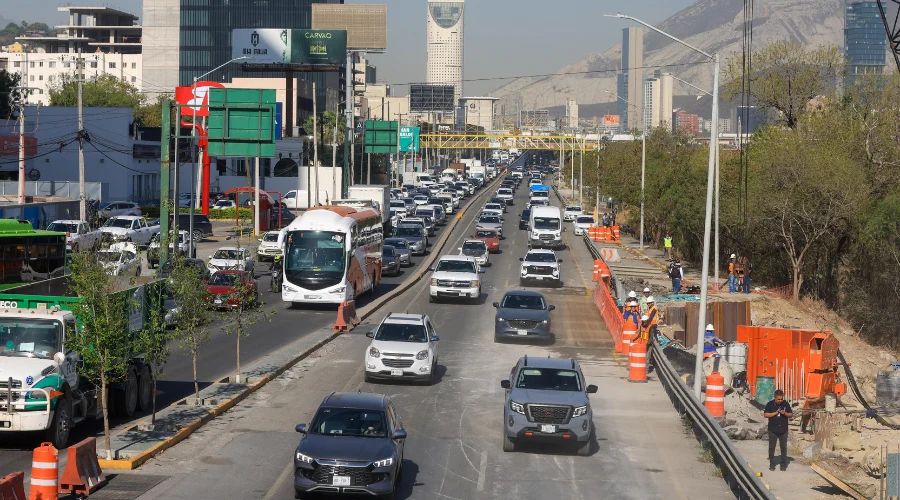 El Gobierno de Monterrey reabrió este viernes la circulación vehicular sobre el carril exprés de la avenida Morones Prieto que fue cerrado hace seis días debido a que fue dañado por la empresa que