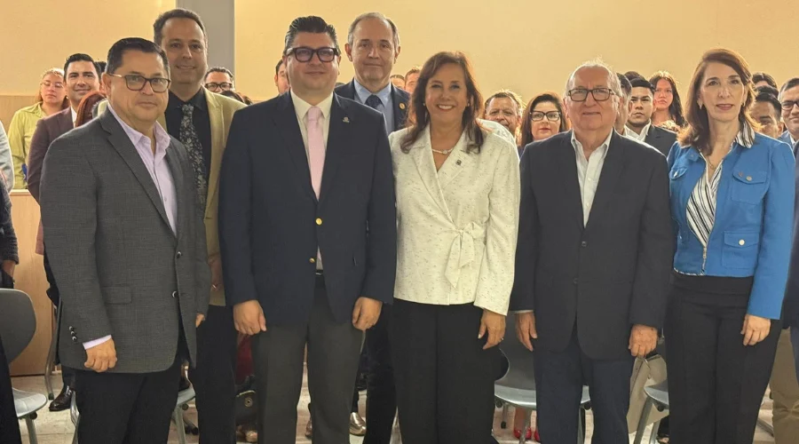 El presidente de COPARMEX Reynosa, Heberardo González Garza, fue reconocido como Abogado Distinguido por la Universidad México Americana del Norte (UMAN), durante una ceremonia realizada este lune