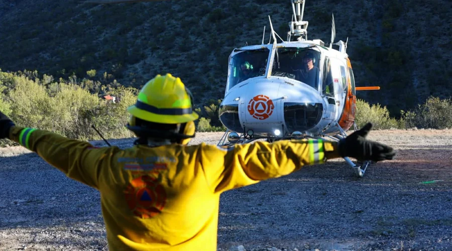 Elementos de Protección Civil de Nuevo León mantienen labores para combatir un incendio forestal registrado en la zona de Sierra Mesa San Lucas, en el municipio de Galeana.