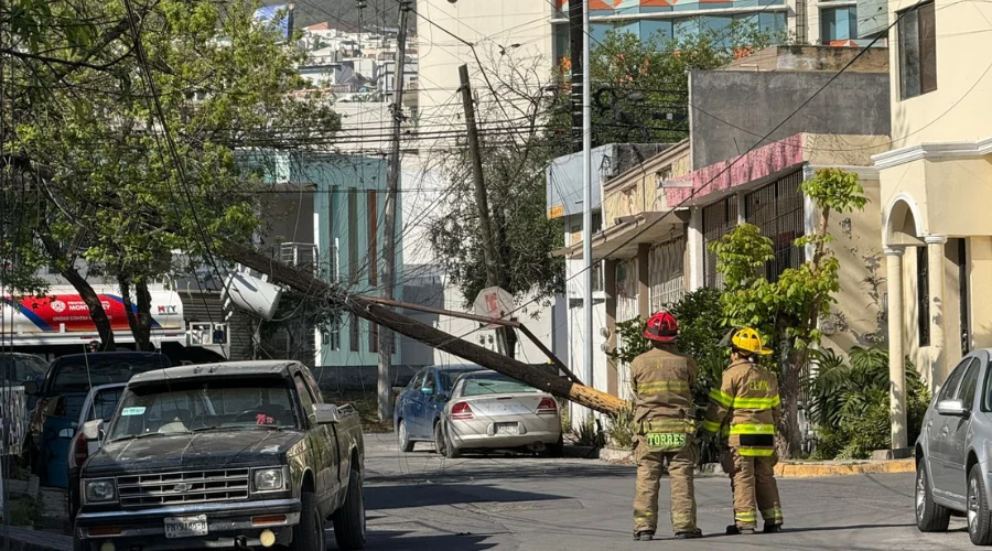 Elementos de Protección Civil de Nuevo León tuvieron que realizar la evacuación de un grupo de residentes del sector Valle de Infonavit, al norte de Monterrey luego de que un camión distribuidor d
