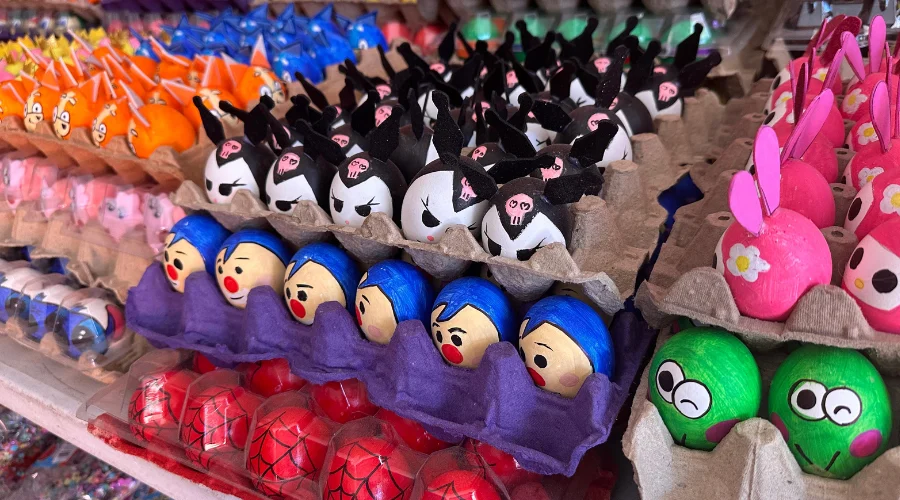 En las calles de Reynosa ya comenzó la venta de los coloridos huevos de Pascua, que para este 2026 destacan por incluir diseños de personajes populares como Hello Kitty y Spiderman, entre otros, c