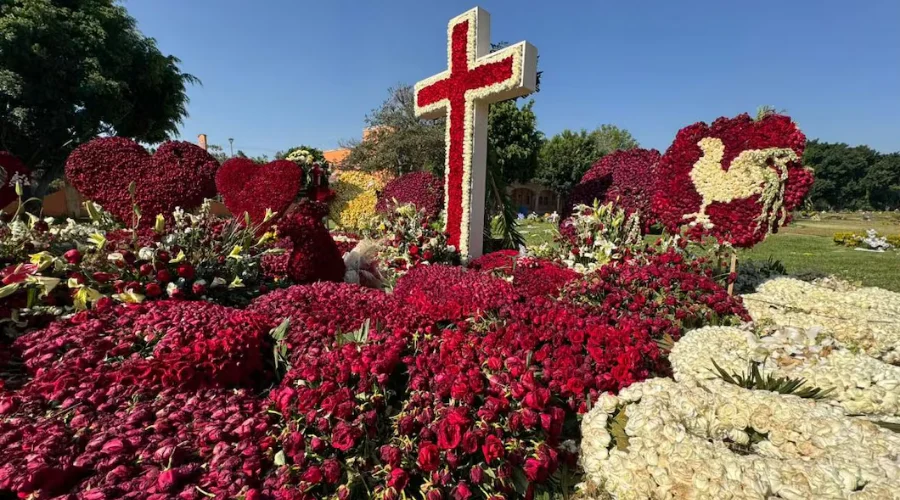 Entre coronas y rosas con figuras de gallo la tumba de 'El Mencho'