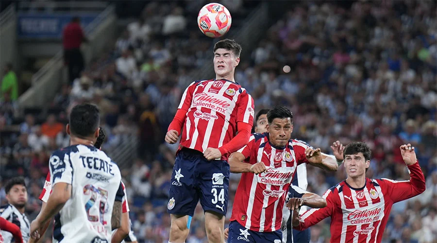 Reacción tardía evita humillación; Chivas vence 3-2 a Rayados 8 HORMIGA 2 10p