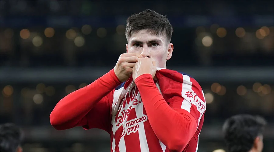Reacción tardía evita humillación; Chivas vence 3-2 a Rayados 1 HORMIGA GZZ 1a