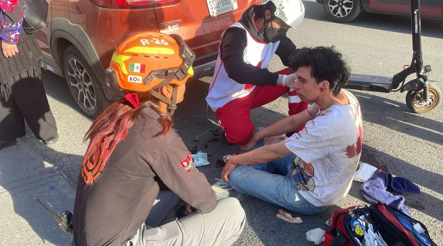 Joven lesionado tras impacto de scooter contra camioneta