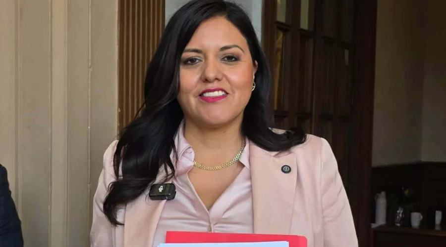 La presidenta del Congreso del Estado, Itzel Castillo Almanza, acudió a la Oficialía de Partes del Palacio de Gobierno para entregar un oficio en el que ordena al Poder Ejecutivo la publicación in