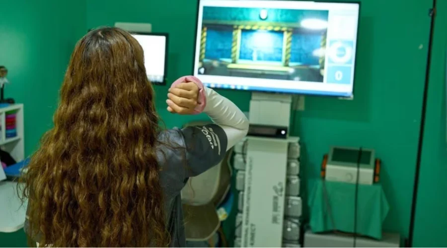 La rehabilitación física comienza a experimentar una transformación silenciosa impulsada por sensores de movimiento, realidad virtual e inteligencia artificial. En México, donde el acceso a fisiot