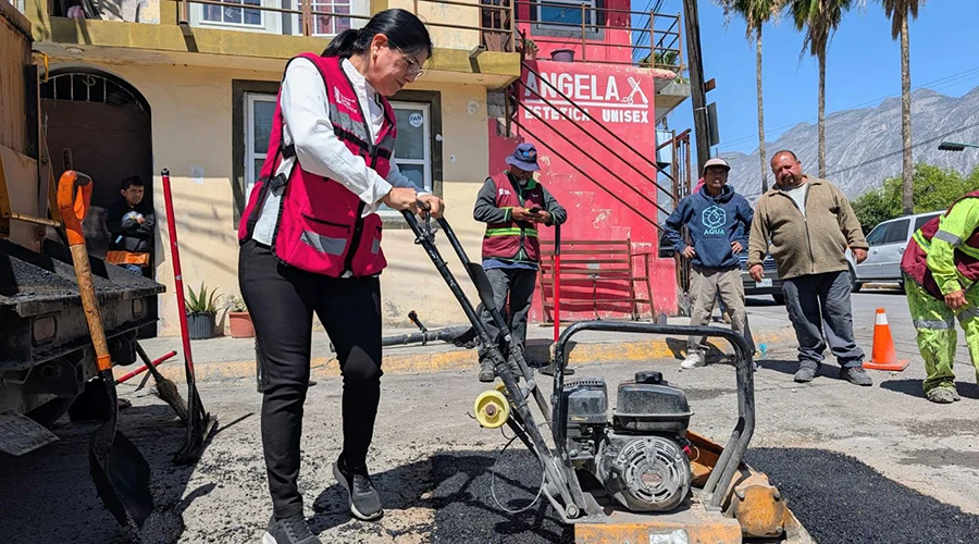 Llevan bacheo hacia el interior de colonias en Santa Catarina 0'1