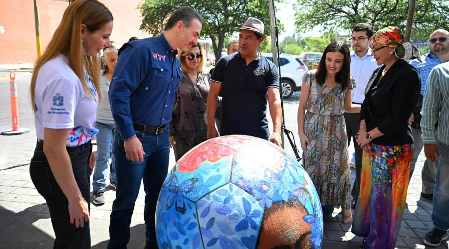 Más de 75 artistas locales participaron en una intervención urbana atrás del Palacio Municipal, donde al rededor de 31 balones gigantes fueron transformados en piezas llenas de color y creatividad