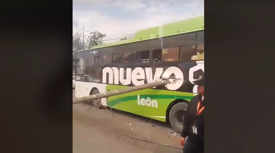 Poste cae sobre transporte público; reportan dos heridas graves