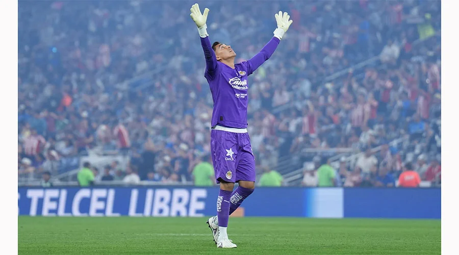 Reacción tardía evita humillación; Chivas vence 3-2 a Rayados 5 RAYADOS 8g
