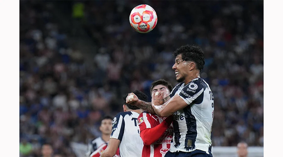 Reacción tardía evita humillación; Chivas vence 3-2 a Rayados 7 RAYDOS 5es