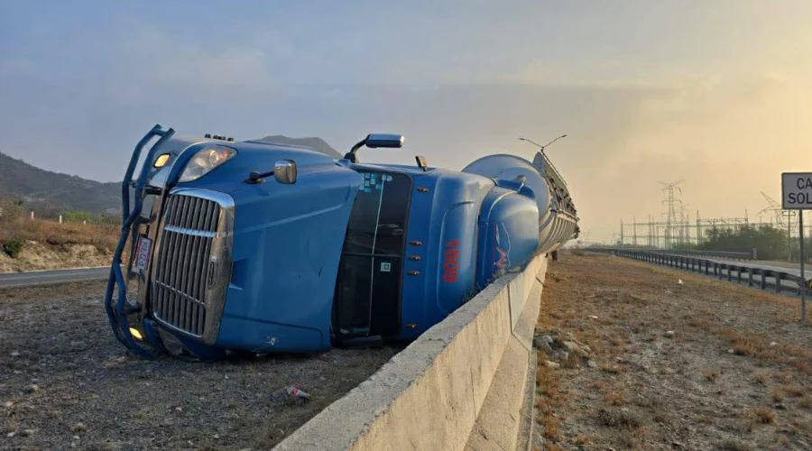 Se vuelca tráiler de 20 toneladas en Santa Catarina