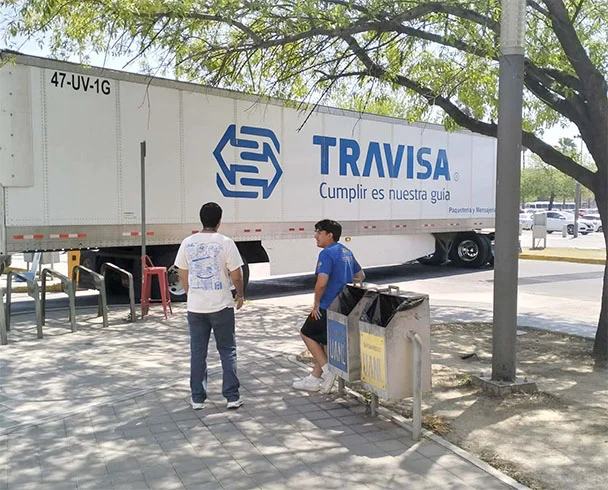 Trailer provoca caos vial en UANL 1 TRAILER 2ajs