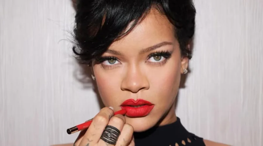 Tras un violento tiroteo en su mansión, Rihanna fue captada saliendo de Los Ángeles el lunes 9 de marzo por la tarde.