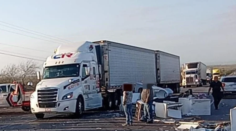 Un accidente vehicular entre una camioneta pick up y un tráiler resultó con siete personas lesionadas, por lo que la circulación vial se encuentra cerrada en tres carriles de la Carretera Federal