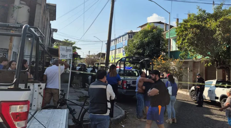 Un adolescente de 15 años asesinó a tiros con un arma larga a dos maestras en una prepa de Lázaro Cárdenas, Michoacán, porque, al parecer, no lo dejaron entrar por llegar tarde y dijo lo hostigaba