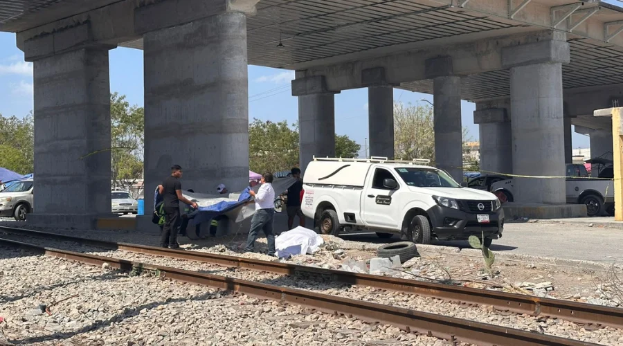 Un hombre fue encontrado sin vida la tarde de este jueves a un costado de las vías del tren, en la colonia Industrial, debajo del puente elevado, lo que movilizó a cuerpos de emergencia y autorida