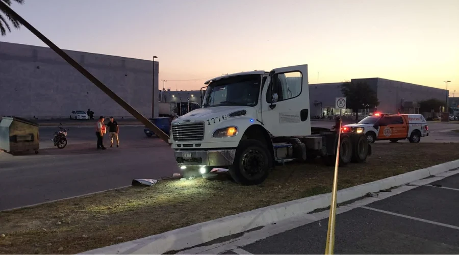 Un hombre perdió la vida luego de estrellarse contra una caseta en el municipio de Guadalupe, Nuevo León.