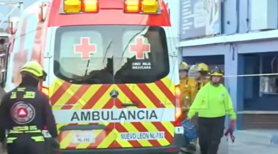 Un joven trabajador resultó gravemente lesionado luego de sufrir una descarga eléctrica de 13 mil voltios mientras realizaba labores de pintura en la parte alta de un edificio ubicado en la coloni