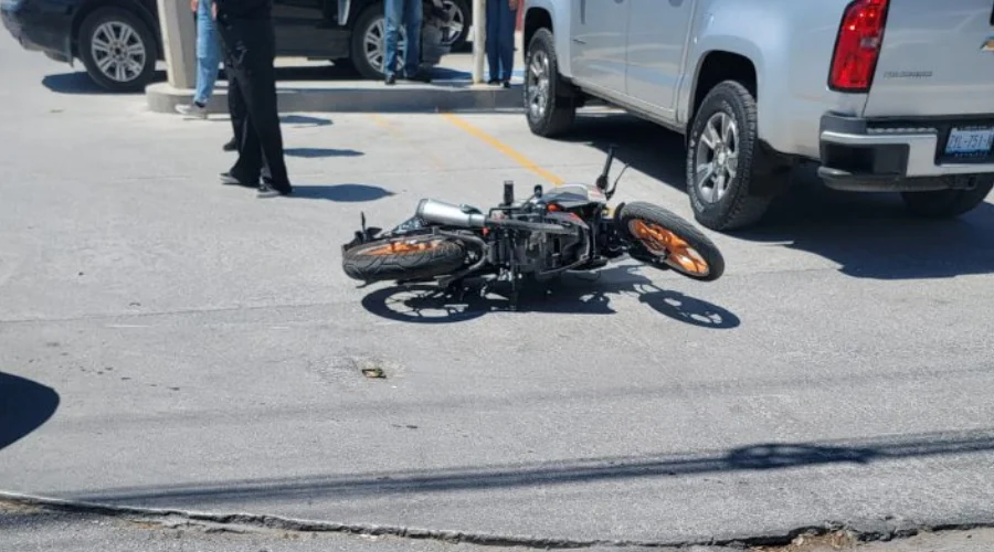Un motociclista resultó con una fractura en una de sus piernas luego que fue embestido por una camioneta de carga, cuyo conductor se dio a la fuga al ver la magnitud del accidente según versiones