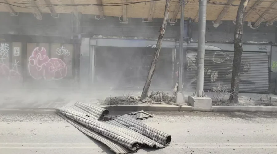 Una intensa movilización de cuerpos de emergencia se movilizó en las inmediaciones de la estación Metro San Antonio Abad, luego del presunto colapso de una estructura dentro de un edificio en cons