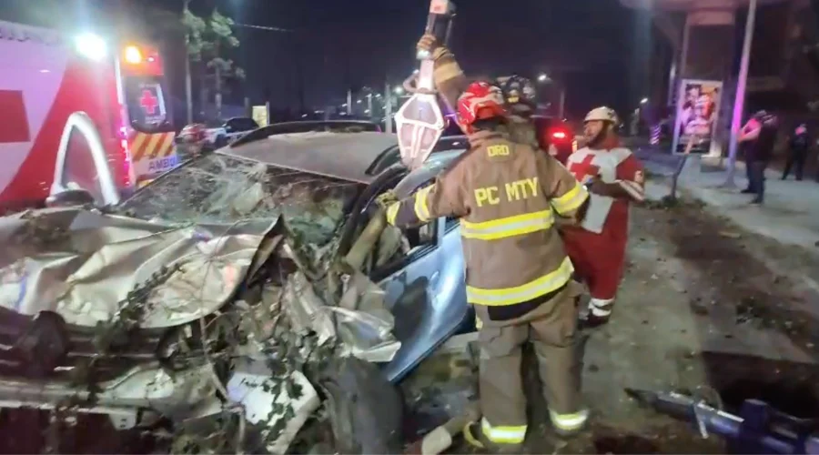 Una mujer resultó lesionada la madrugada de este miércoles al estrellar su automóvil contra una estructura del sistema Metrorrey, sobre la lateral de la avenida Félix U. Gómez, a la altura del edi