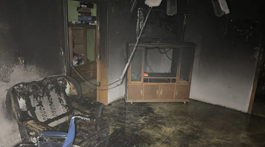 Una riña entre hermanos escaló a tal grado que uno de ellos le prendió fuego al otro, causándole quemaduras en gran parte del cuerpo, y posteriormente el incendio se extendió al interior de la viv
