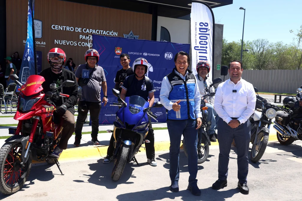 Regalan San Nicolás y ANA A.C. 100 cascos a motociclistas 1 WhatsApp Image 2026 03 24 at 2.41.18 PM