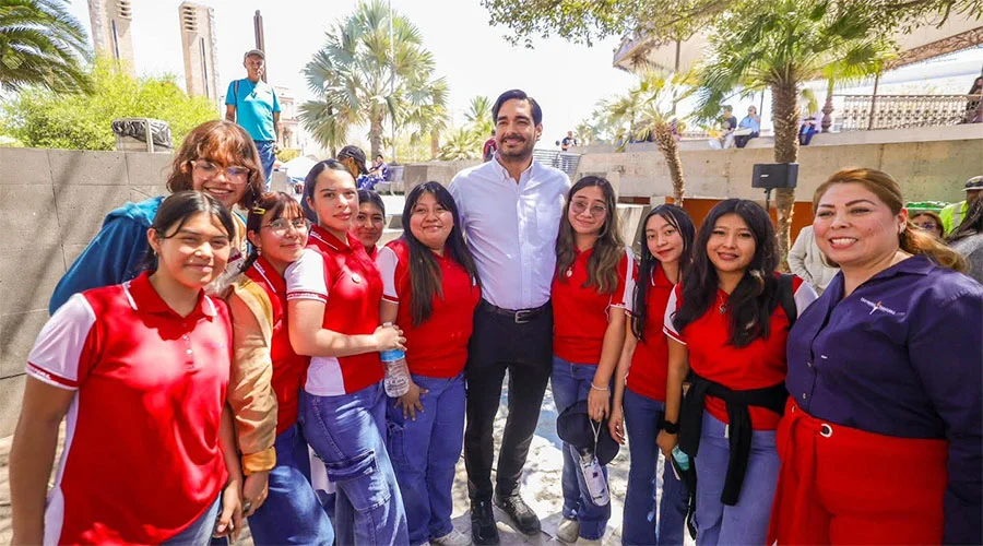 Colocaron jóvenes y alcalde cápsula del tiempo en plaza principal de Reynosa 1 alcalde 2as