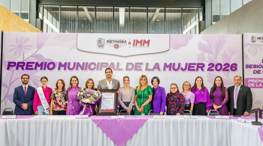 Entrega Carlos Peña Ortiz el Premio Municipal de la Mujer 2026 a Sonia Maide Faz de Garza Cantú 1 alcalde 2bcs