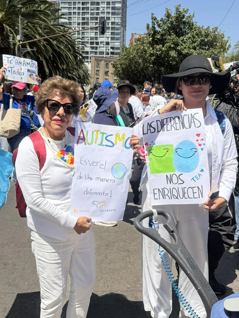 Marcha 'apapacha' al autismo en la CDMX 1 marcha 2